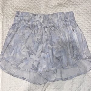 Lululemon tracker shorts 4”